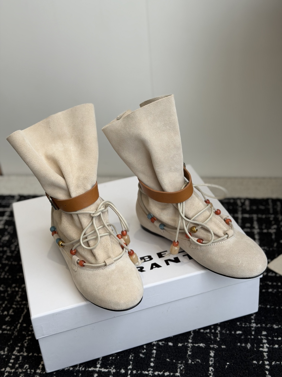 代购级 isabel marant 26秋冬 “酷奢游牧风,图腾刺绣与串珠流苏等丰富了款式的呈现,或粗犷、或细腻,或坚硬 代购级 isabel marant 26秋冬 “酷奢游牧风,图腾刺绣与串珠流苏等丰富了款式的呈现,或粗犷、或细腻,或坚硬