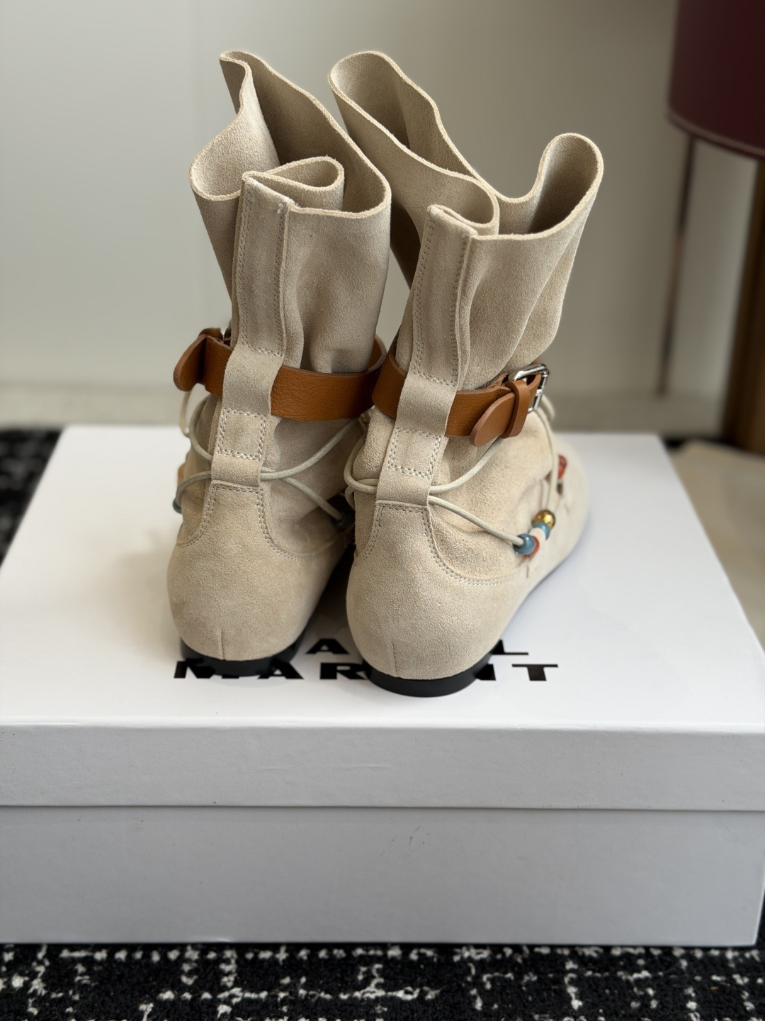 代购级 isabel marant 26秋冬 “酷奢游牧风,图腾刺绣与串珠流苏等丰富了款式的呈现,或粗犷、或细腻,或坚硬 代购级 isabel marant 26秋冬 “酷奢游牧风,图腾刺绣与串珠流苏等丰富了款式的呈现,或粗犷、或细腻,或坚硬