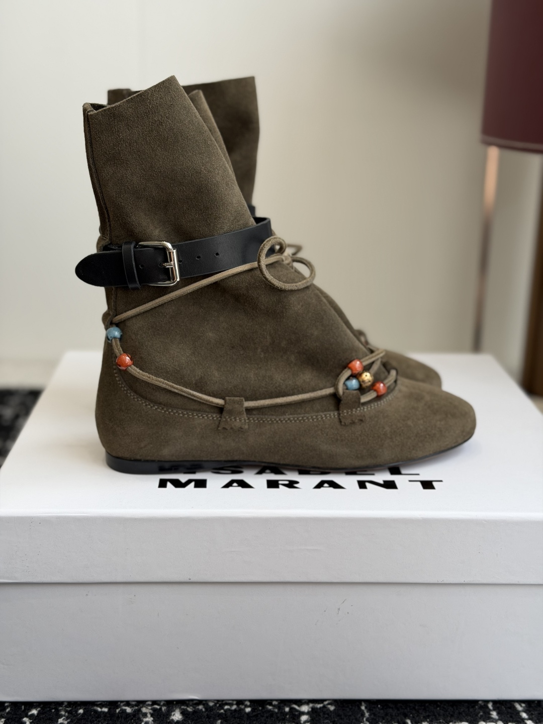 代购级 isabel marant 26秋冬 “酷奢游牧风,图腾刺绣与串珠流苏等丰富了款式的呈现,或粗犷、或细腻,或坚硬 代购级 isabel marant 26秋冬 “酷奢游牧风,图腾刺绣与串珠流苏等丰富了款式的呈现,或粗犷、或细腻,或坚硬