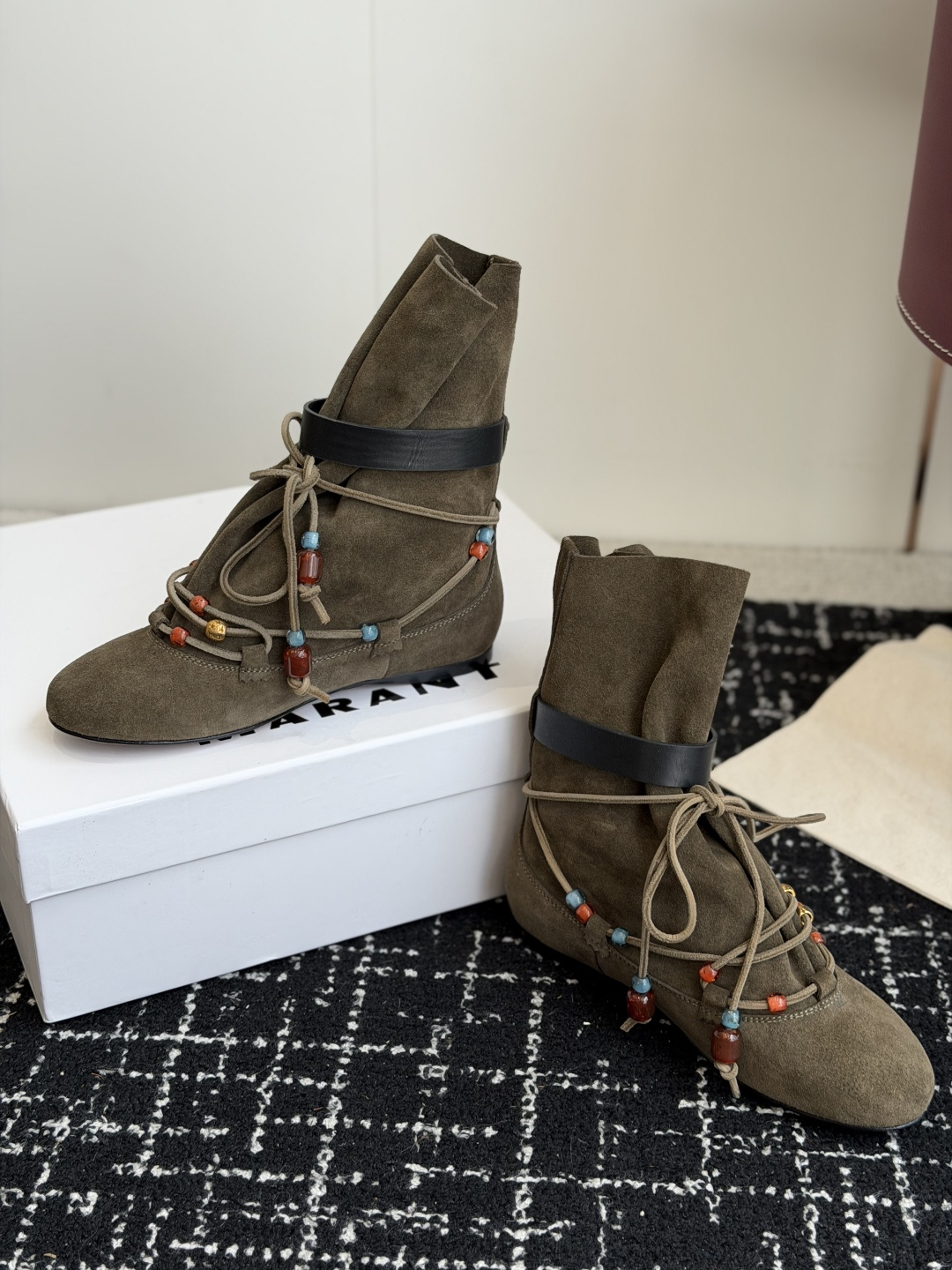 代购级 isabel marant 26秋冬 “酷奢游牧风,图腾刺绣与串珠流苏等丰富了款式的呈现,或粗犷、或细腻,或坚硬 代购级 isabel marant 26秋冬 “酷奢游牧风,图腾刺绣与串珠流苏等丰富了款式的呈现,或粗犷、或细腻,或坚硬