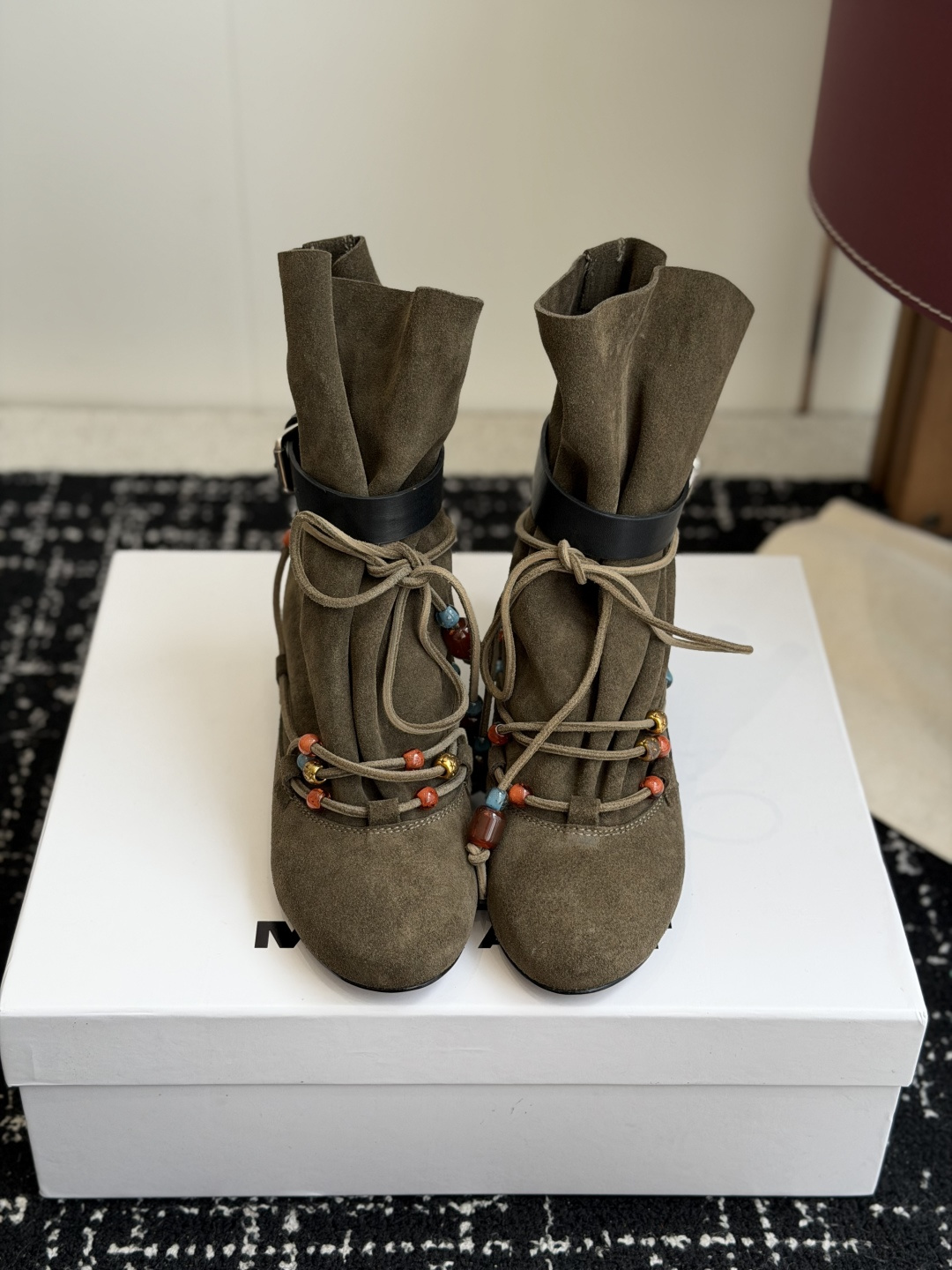 代购级 isabel marant 26秋冬 “酷奢游牧风,图腾刺绣与串珠流苏等丰富了款式的呈现,或粗犷、或细腻,或坚硬 代购级 isabel marant 26秋冬 “酷奢游牧风,图腾刺绣与串珠流苏等丰富了款式的呈现,或粗犷、或细腻,或坚硬