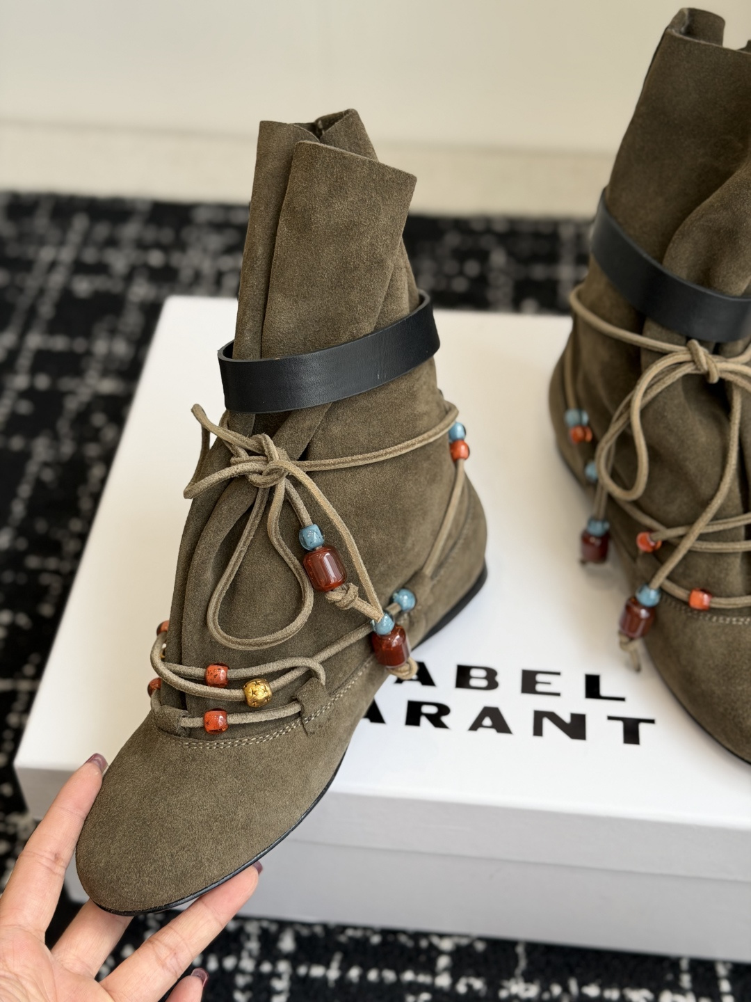代购级 isabel marant 26秋冬 “酷奢游牧风,图腾刺绣与串珠流苏等丰富了款式的呈现,或粗犷、或细腻,或坚硬 代购级 isabel marant 26秋冬 “酷奢游牧风,图腾刺绣与串珠流苏等丰富了款式的呈现,或粗犷、或细腻,或坚硬