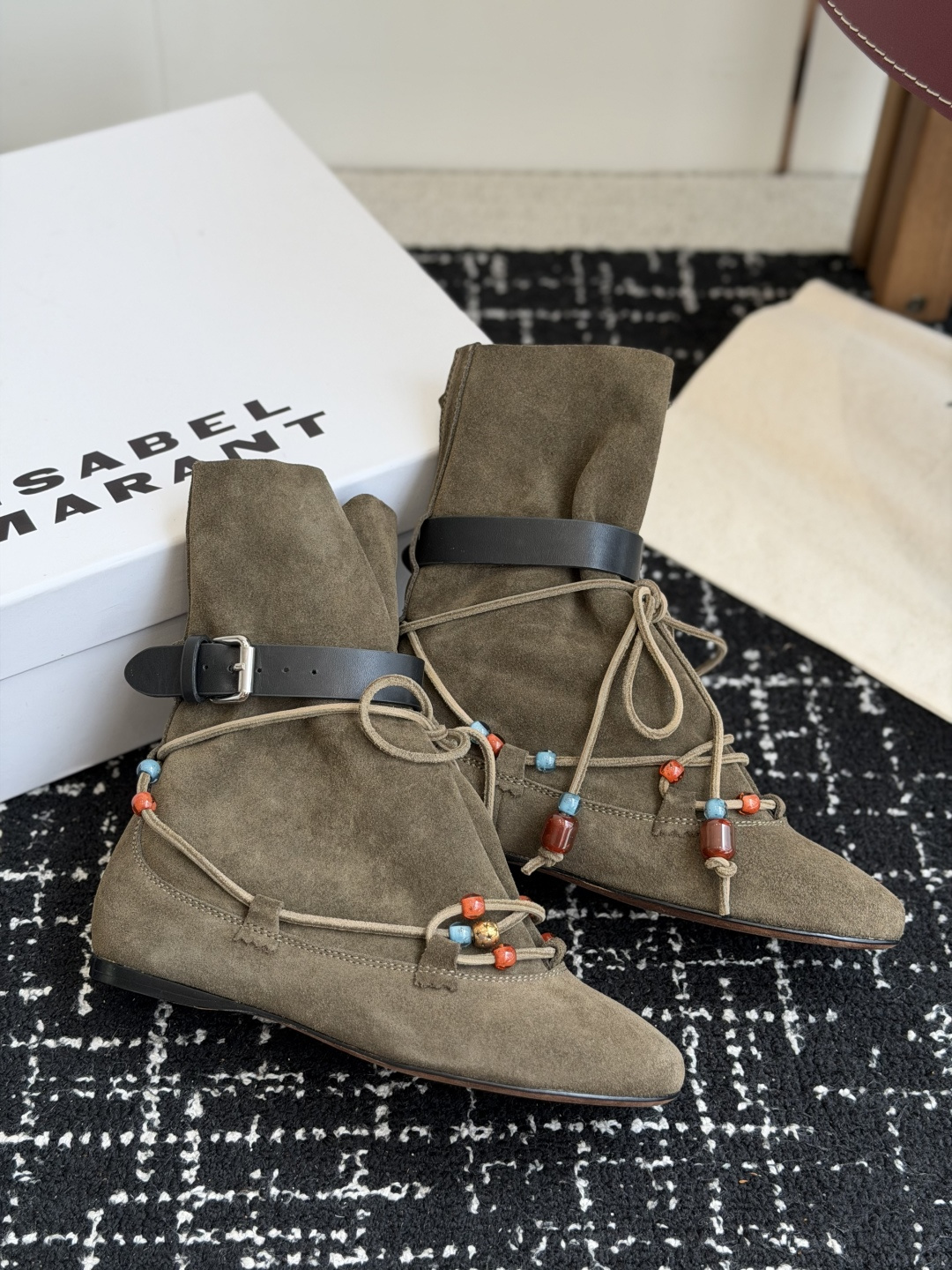 代购级 isabel marant 26秋冬 “酷奢游牧风,图腾刺绣与串珠流苏等丰富了款式的呈现,或粗犷、或细腻,或坚硬 代购级 isabel marant 26秋冬 “酷奢游牧风,图腾刺绣与串珠流苏等丰富了款式的呈现,或粗犷、或细腻,或坚硬