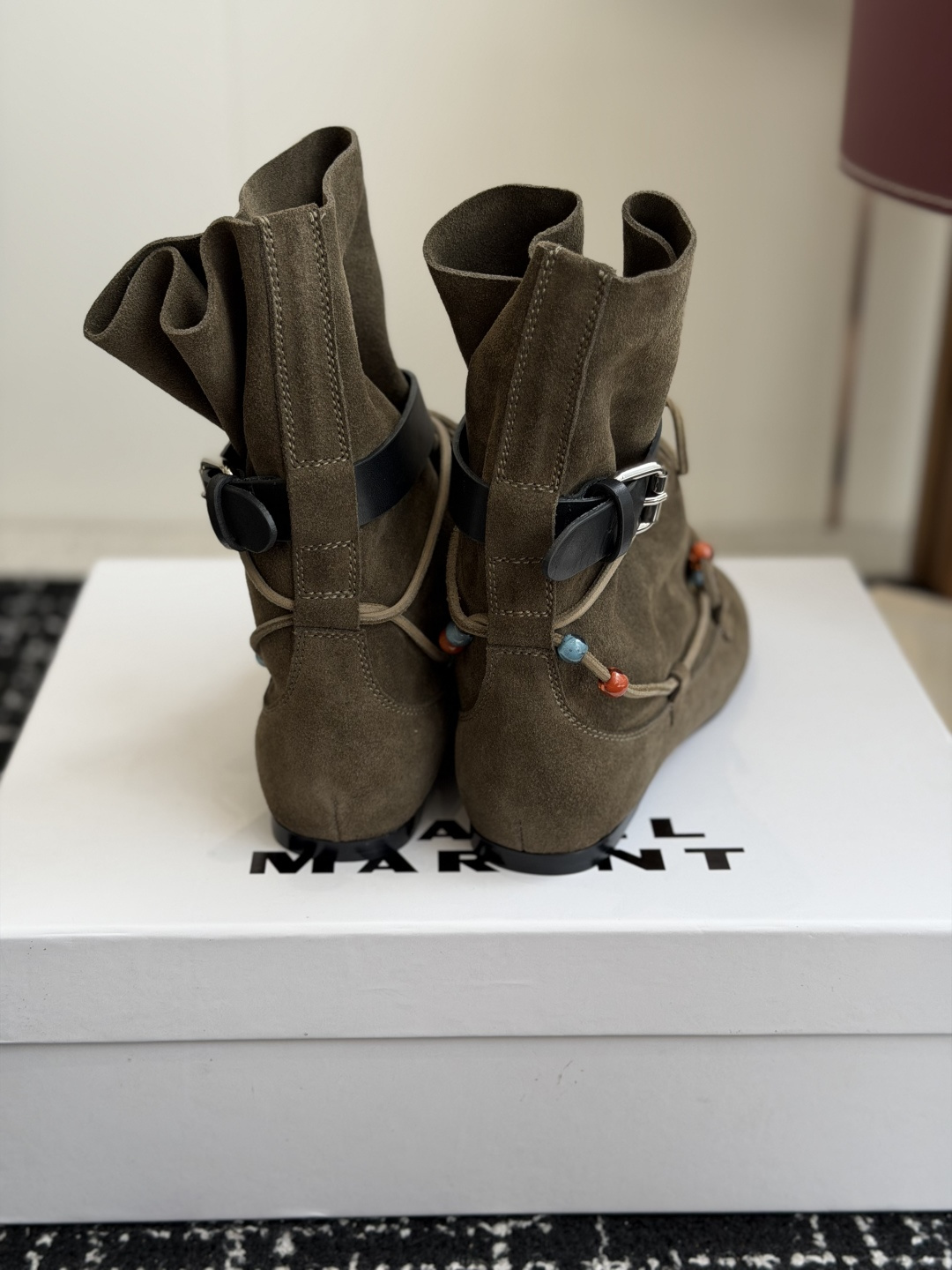 代购级 isabel marant 26秋冬 “酷奢游牧风,图腾刺绣与串珠流苏等丰富了款式的呈现,或粗犷、或细腻,或坚硬 代购级 isabel marant 26秋冬 “酷奢游牧风,图腾刺绣与串珠流苏等丰富了款式的呈现,或粗犷、或细腻,或坚硬