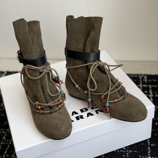 代购级 isabel marant 26秋冬 “酷奢游牧风,图腾刺绣与串珠流苏等丰富了款式的呈现,或粗犷、或细腻,或坚硬 代购级 isabel marant 26秋冬 “酷奢游牧风,图腾刺绣与串珠流苏等丰富了款式的呈现,或粗犷、或细腻,或坚硬