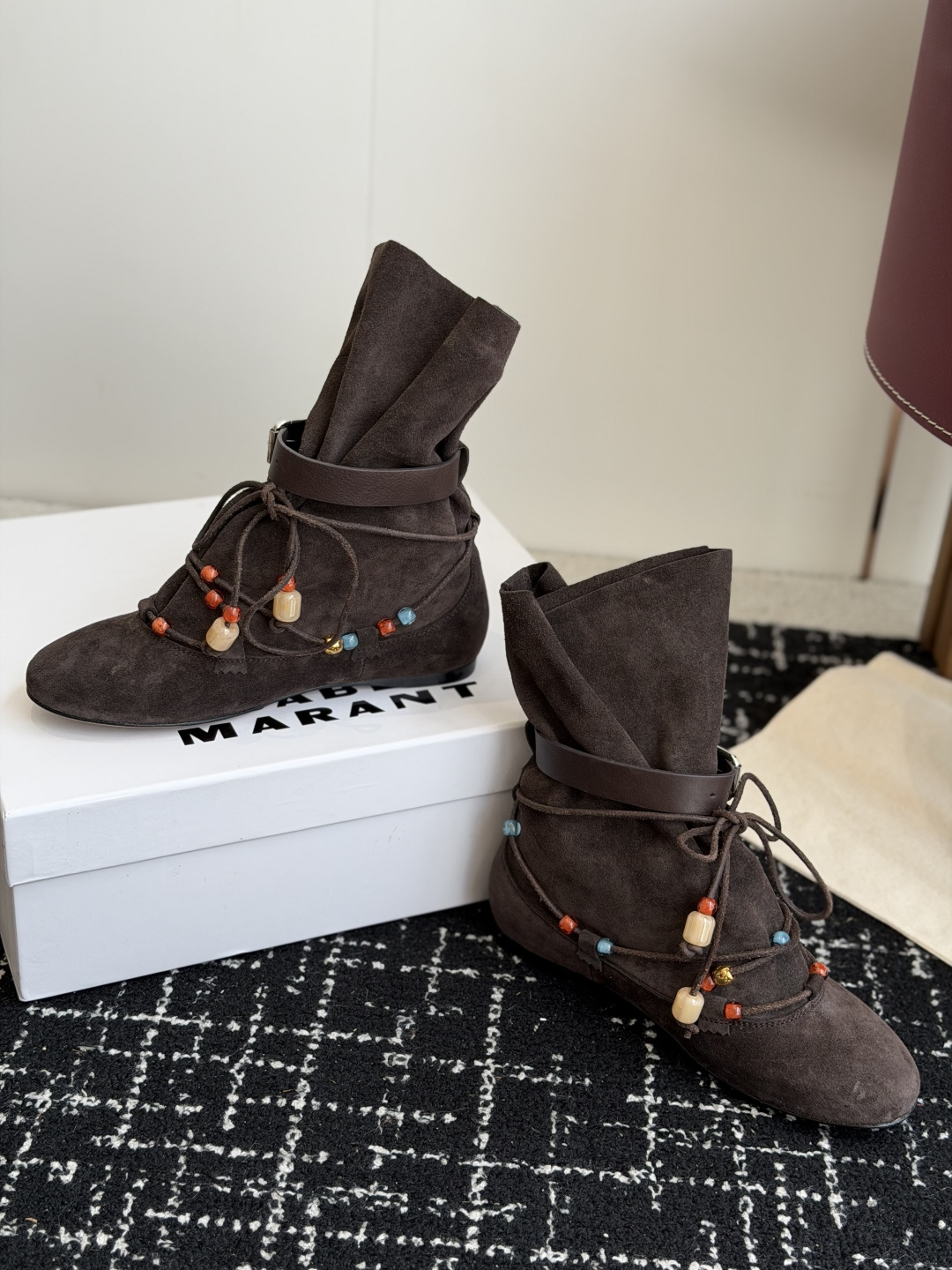 代购级 isabel marant 26秋冬 “酷奢游牧风,图腾刺绣与串珠流苏等丰富了款式的呈现,或粗犷、或细腻,或坚硬 代购级 isabel marant 26秋冬 “酷奢游牧风,图腾刺绣与串珠流苏等丰富了款式的呈现,或粗犷、或细腻,或坚硬