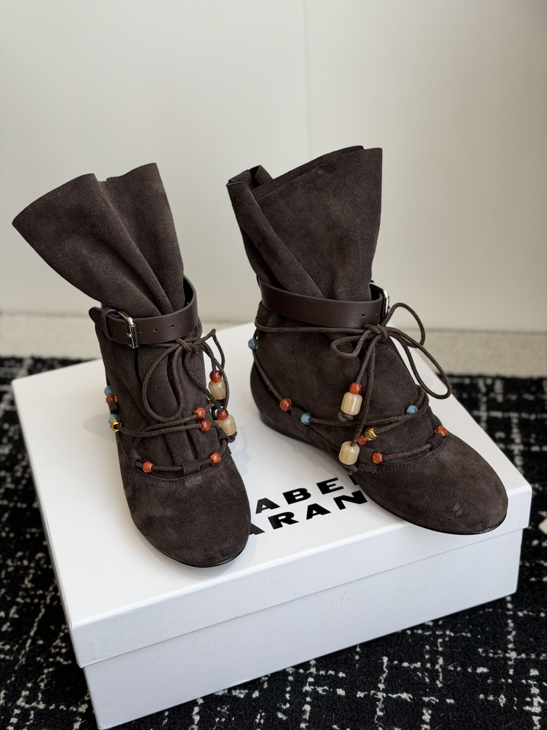 代购级 isabel marant 26秋冬 “酷奢游牧风,图腾刺绣与串珠流苏等丰富了款式的呈现,或粗犷、或细腻,或坚硬 代购级 isabel marant 26秋冬 “酷奢游牧风,图腾刺绣与串珠流苏等丰富了款式的呈现,或粗犷、或细腻,或坚硬
