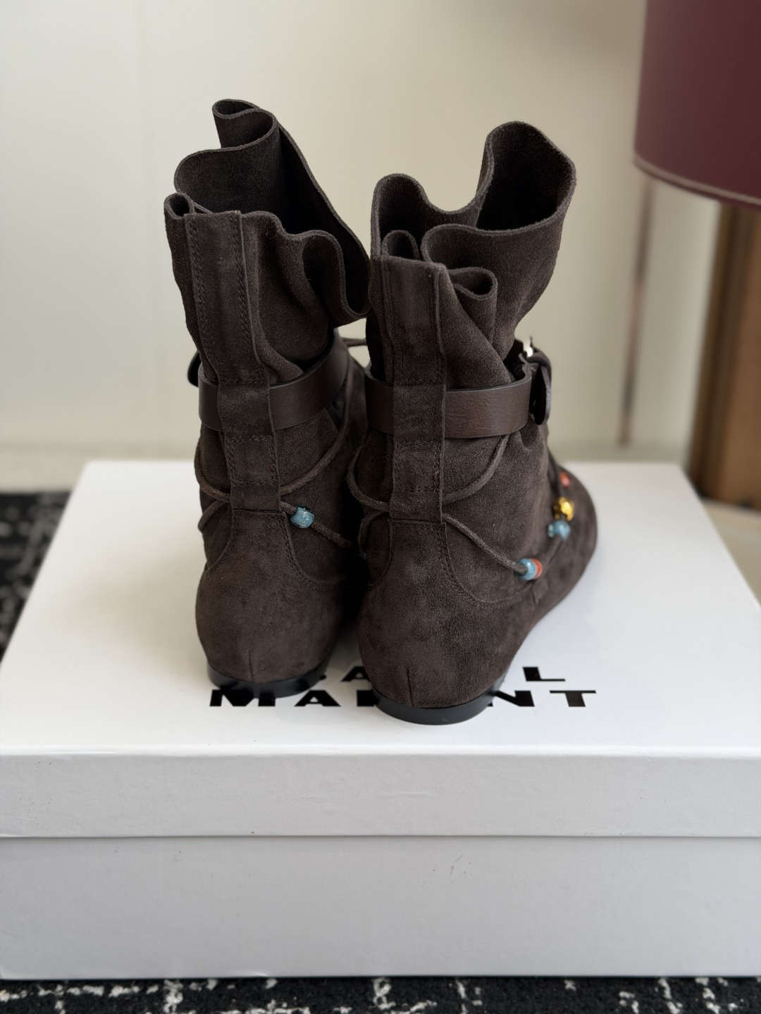 代购级 isabel marant 26秋冬 “酷奢游牧风,图腾刺绣与串珠流苏等丰富了款式的呈现,或粗犷、或细腻,或坚硬 代购级 isabel marant 26秋冬 “酷奢游牧风,图腾刺绣与串珠流苏等丰富了款式的呈现,或粗犷、或细腻,或坚硬