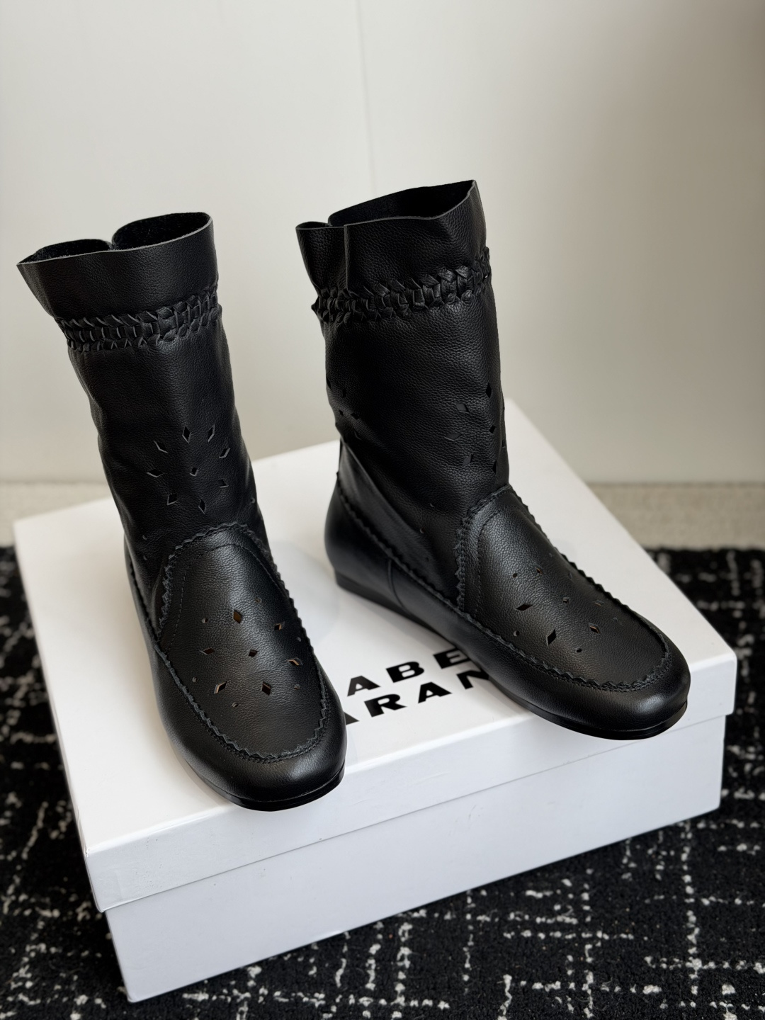 代购级 IsabelMarant 伊莎贝尔 26ss新款短靴长靴 靴筒斜口设计显腿细,松紧设计,适合各种纬度! 无任何 代购级 IsabelMarant 伊莎贝尔 26ss新款短靴长靴 靴筒斜口设计显腿细,松紧设计,适合各种纬度! 无任何