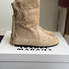 代购级 IsabelMarant 伊莎贝尔 26ss新款短靴长靴 靴筒斜口设计显腿细,松紧设计,适合各种纬度! 无任何 代购级 IsabelMarant 伊莎贝尔 26ss新款短靴长靴 靴筒斜口设计显腿细,松紧设计,适合各种纬度! 无任何