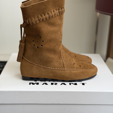 代购级 IsabelMarant 伊莎贝尔 26ss新款短靴长靴 靴筒斜口设计显腿细,松紧设计,适合各种纬度! 无任何 代购级 IsabelMarant 伊莎贝尔 26ss新款短靴长靴 靴筒斜口设计显腿细,松紧设计,适合各种纬度! 无任何