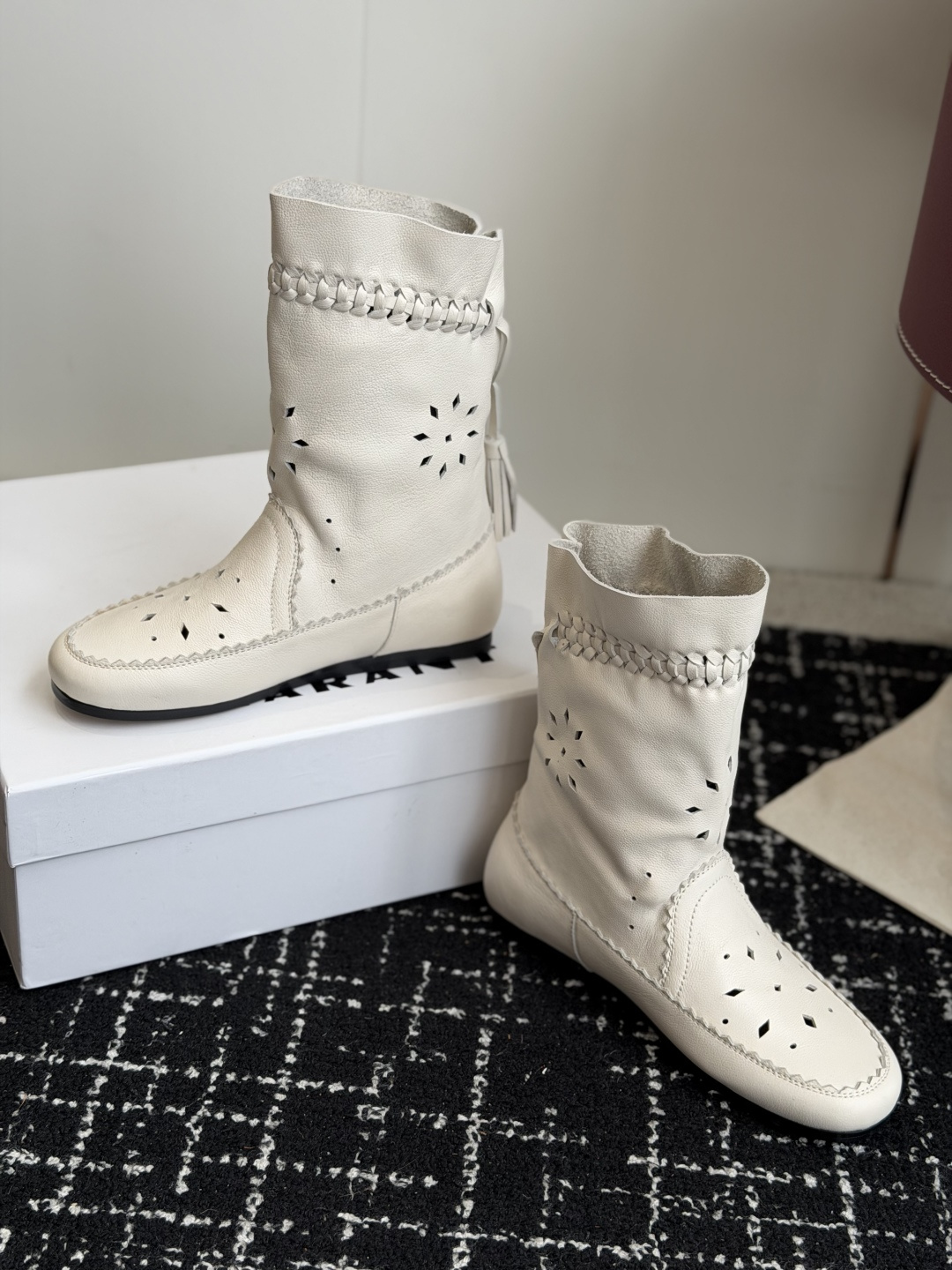 代购级 IsabelMarant 伊莎贝尔 26ss新款短靴长靴 靴筒斜口设计显腿细,松紧设计,适合各种纬度! 无任何 代购级 IsabelMarant 伊莎贝尔 26ss新款短靴长靴 靴筒斜口设计显腿细,松紧设计,适合各种纬度! 无任何