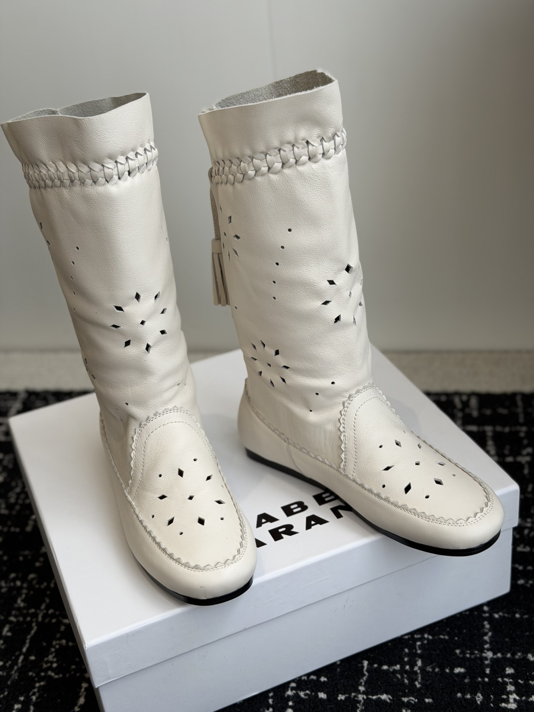 代购级 IsabelMarant 伊莎贝尔 26ss新款短靴长靴 靴筒斜口设计显腿细,松紧设计,适合各种纬度! 无任何 代购级 IsabelMarant 伊莎贝尔 26ss新款短靴长靴 靴筒斜口设计显腿细,松紧设计,适合各种纬度! 无任何
