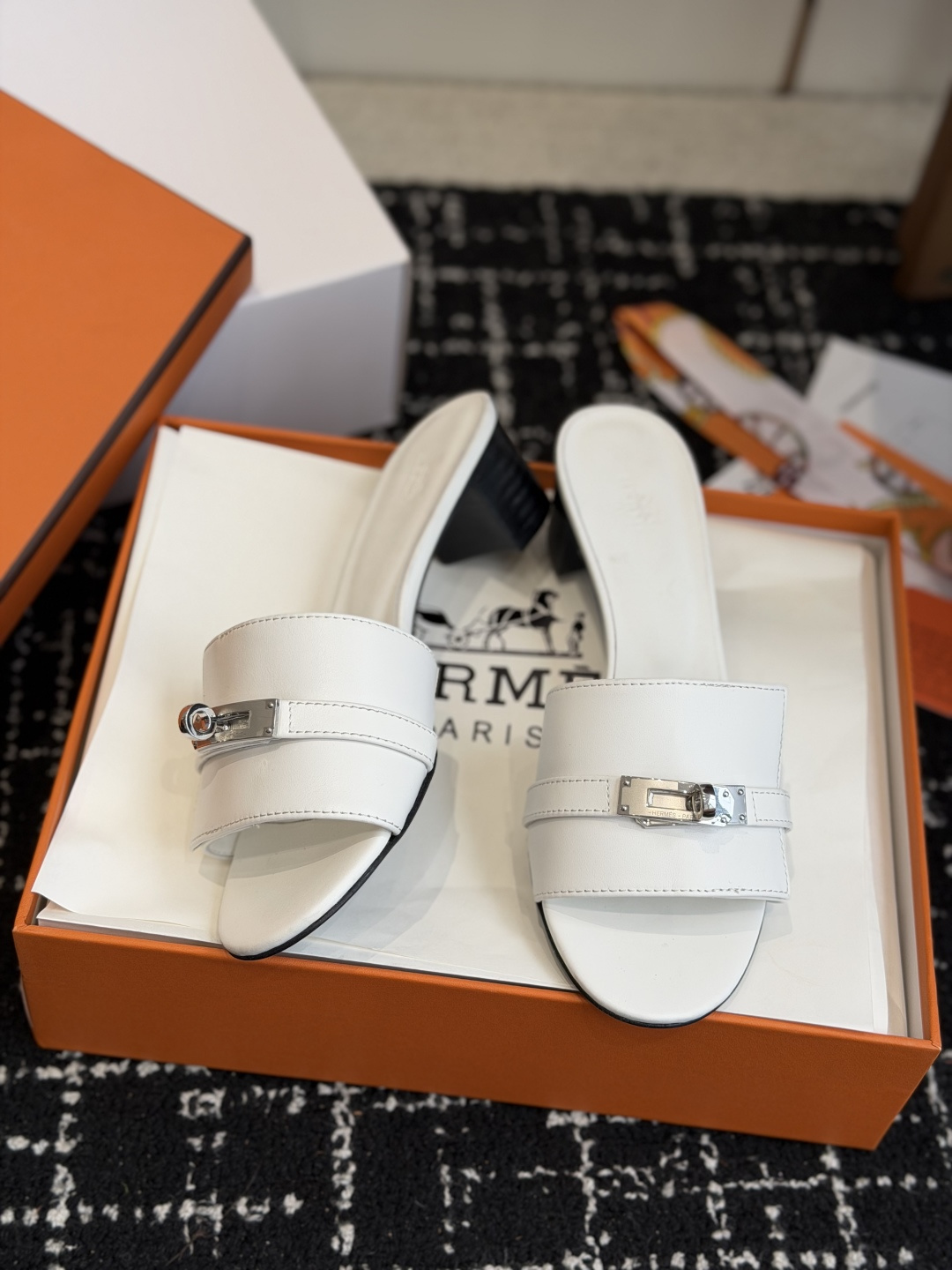 东莞代购级 Hermes爱马仕 26ss 凉拖鞋 经典的版型 ,搭配极具辨识度的扣子,上脚超级百搭好看时髦,各明星网红种 东莞代购级 Hermes爱马仕 26ss 凉拖鞋 经典的版型 ,搭配极具辨识度的扣子,上脚超级百搭好看时髦,各明星网红种