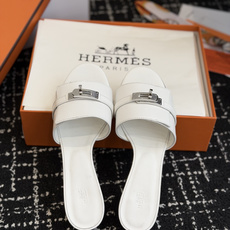 东莞代购级 Hermes爱马仕 26ss 凉拖鞋 经典的版型 ,搭配极具辨识度的扣子,上脚超级百搭好看时髦,各明星网红种 东莞代购级 Hermes爱马仕 26ss 凉拖鞋 经典的版型 ,搭配极具辨识度的扣子,上脚超级百搭好看时髦,各明星网红种