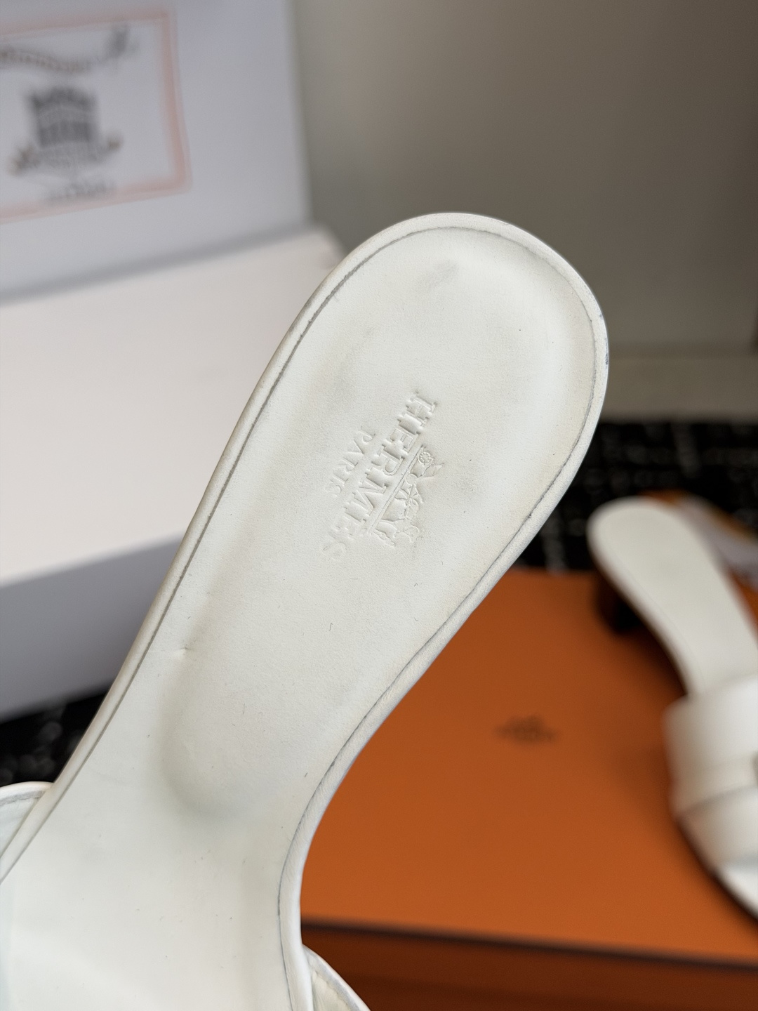东莞代购级 Hermes爱马仕 26ss 凉拖鞋 经典的版型 ,搭配极具辨识度的扣子,上脚超级百搭好看时髦,各明星网红种 东莞代购级 Hermes爱马仕 26ss 凉拖鞋 经典的版型 ,搭配极具辨识度的扣子,上脚超级百搭好看时髦,各明星网红种