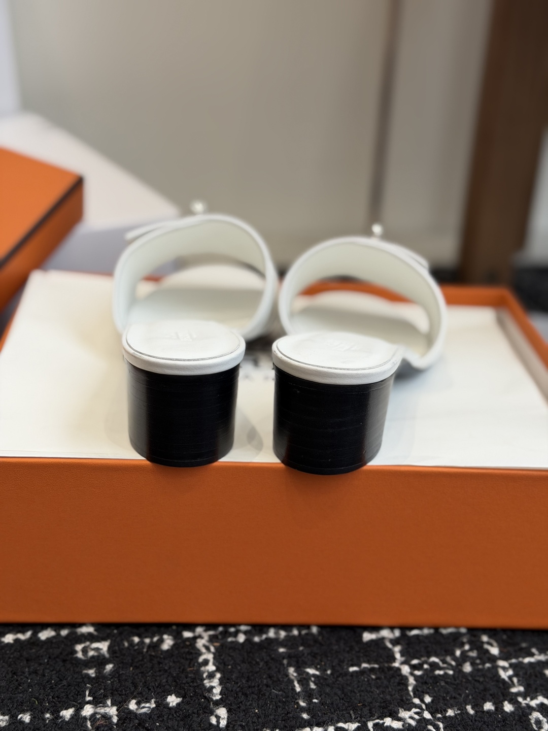 东莞代购级 Hermes爱马仕 26ss 凉拖鞋 经典的版型 ,搭配极具辨识度的扣子,上脚超级百搭好看时髦,各明星网红种 东莞代购级 Hermes爱马仕 26ss 凉拖鞋 经典的版型 ,搭配极具辨识度的扣子,上脚超级百搭好看时髦,各明星网红种
