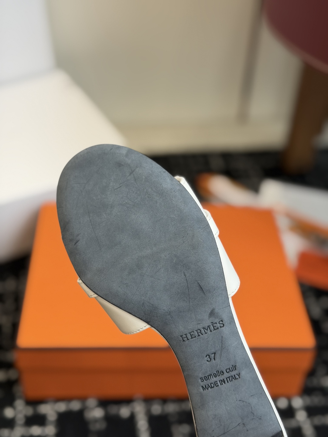 东莞代购级 Hermes爱马仕 26ss 凉拖鞋 经典的版型 ,搭配极具辨识度的扣子,上脚超级百搭好看时髦,各明星网红种 东莞代购级 Hermes爱马仕 26ss 凉拖鞋 经典的版型 ,搭配极具辨识度的扣子,上脚超级百搭好看时髦,各明星网红种