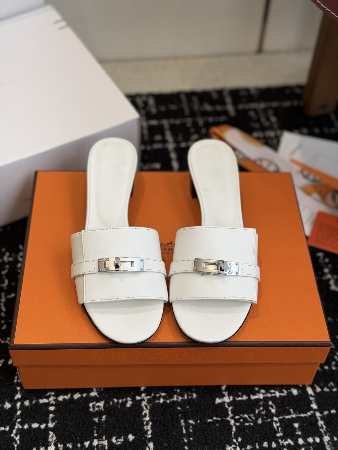 东莞代购级 Hermes爱马仕 26ss 凉拖鞋 经典的版型 ,搭配极具辨识度的扣子,上脚超级百搭好看时髦,各明星网红种 东莞代购级 Hermes爱马仕 26ss 凉拖鞋 经典的版型 ,搭配极具辨识度的扣子,上脚超级百搭好看时髦,各明星网红种