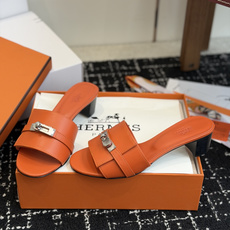 东莞代购级 Hermes爱马仕 26ss 凉拖鞋 经典的版型 ,搭配极具辨识度的扣子,上脚超级百搭好看时髦,各明星网红种 东莞代购级 Hermes爱马仕 26ss 凉拖鞋 经典的版型 ,搭配极具辨识度的扣子,上脚超级百搭好看时髦,各明星网红种