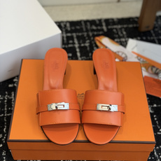 东莞代购级 Hermes爱马仕 26ss 凉拖鞋 经典的版型 ,搭配极具辨识度的扣子,上脚超级百搭好看时髦,各明星网红种 东莞代购级 Hermes爱马仕 26ss 凉拖鞋 经典的版型 ,搭配极具辨识度的扣子,上脚超级百搭好看时髦,各明星网红种