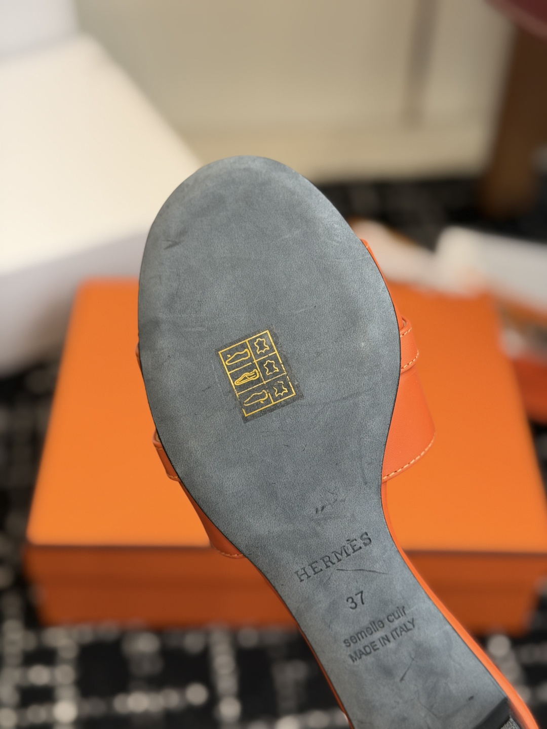 东莞代购级 Hermes爱马仕 26ss 凉拖鞋 经典的版型 ,搭配极具辨识度的扣子,上脚超级百搭好看时髦,各明星网红种 东莞代购级 Hermes爱马仕 26ss 凉拖鞋 经典的版型 ,搭配极具辨识度的扣子,上脚超级百搭好看时髦,各明星网红种