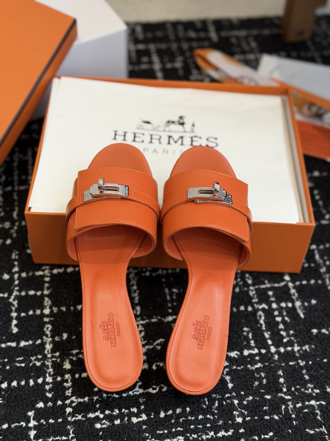 东莞代购级 Hermes爱马仕 26ss 凉拖鞋 经典的版型 ,搭配极具辨识度的扣子,上脚超级百搭好看时髦,各明星网红种 东莞代购级 Hermes爱马仕 26ss 凉拖鞋 经典的版型 ,搭配极具辨识度的扣子,上脚超级百搭好看时髦,各明星网红种