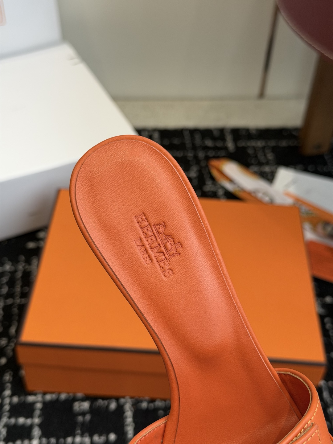 东莞代购级 Hermes爱马仕 26ss 凉拖鞋 经典的版型 ,搭配极具辨识度的扣子,上脚超级百搭好看时髦,各明星网红种 东莞代购级 Hermes爱马仕 26ss 凉拖鞋 经典的版型 ,搭配极具辨识度的扣子,上脚超级百搭好看时髦,各明星网红种
