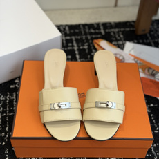 东莞代购级 Hermes爱马仕 26ss 凉拖鞋 经典的版型 ,搭配极具辨识度的扣子,上脚超级百搭好看时髦,各明星网红种 东莞代购级 Hermes爱马仕 26ss 凉拖鞋 经典的版型 ,搭配极具辨识度的扣子,上脚超级百搭好看时髦,各明星网红种