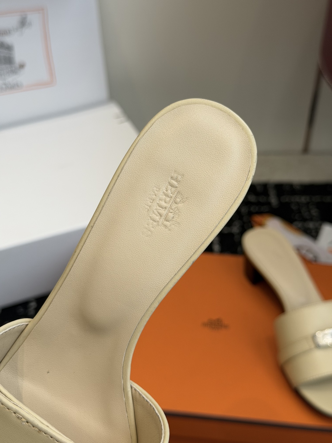 东莞代购级 Hermes爱马仕 26ss 凉拖鞋 经典的版型 ,搭配极具辨识度的扣子,上脚超级百搭好看时髦,各明星网红种 东莞代购级 Hermes爱马仕 26ss 凉拖鞋 经典的版型 ,搭配极具辨识度的扣子,上脚超级百搭好看时髦,各明星网红种