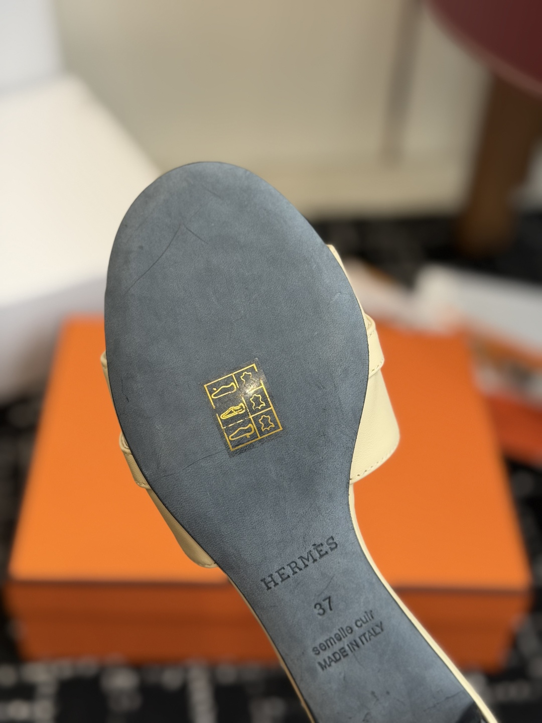 东莞代购级 Hermes爱马仕 26ss 凉拖鞋 经典的版型 ,搭配极具辨识度的扣子,上脚超级百搭好看时髦,各明星网红种 东莞代购级 Hermes爱马仕 26ss 凉拖鞋 经典的版型 ,搭配极具辨识度的扣子,上脚超级百搭好看时髦,各明星网红种