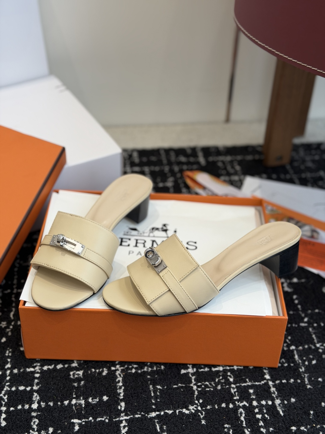 东莞代购级 Hermes爱马仕 26ss 凉拖鞋 经典的版型 ,搭配极具辨识度的扣子,上脚超级百搭好看时髦,各明星网红种 东莞代购级 Hermes爱马仕 26ss 凉拖鞋 经典的版型 ,搭配极具辨识度的扣子,上脚超级百搭好看时髦,各明星网红种