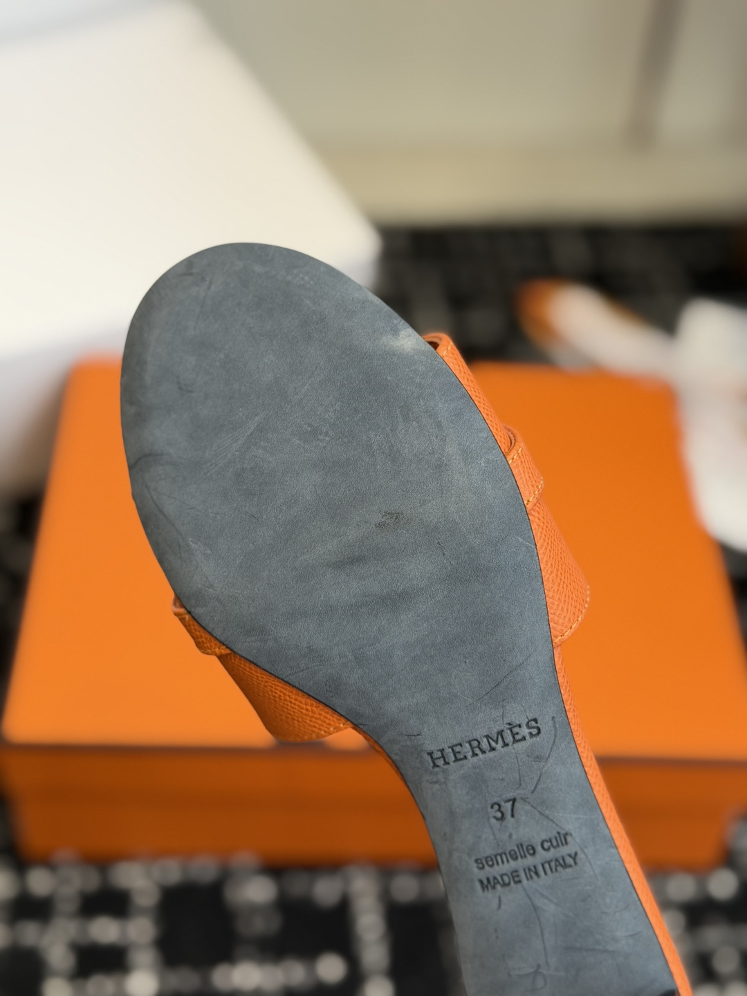 东莞代购级 Hermes爱马仕 26ss 凉拖鞋 经典的版型 ,搭配极具辨识度的扣子,上脚超级百搭好看时髦,各明星网红种 东莞代购级 Hermes爱马仕 26ss 凉拖鞋 经典的版型 ,搭配极具辨识度的扣子,上脚超级百搭好看时髦,各明星网红种