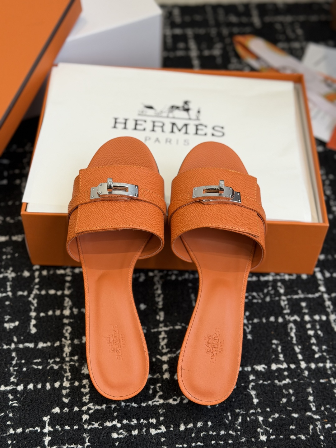 东莞代购级 Hermes爱马仕 26ss 凉拖鞋 经典的版型 ,搭配极具辨识度的扣子,上脚超级百搭好看时髦,各明星网红种 东莞代购级 Hermes爱马仕 26ss 凉拖鞋 经典的版型 ,搭配极具辨识度的扣子,上脚超级百搭好看时髦,各明星网红种
