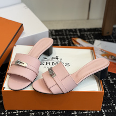 东莞代购级 Hermes爱马仕 26ss 凉拖鞋 经典的版型 ,搭配极具辨识度的扣子,上脚超级百搭好看时髦,各明星网红种 东莞代购级 Hermes爱马仕 26ss 凉拖鞋 经典的版型 ,搭配极具辨识度的扣子,上脚超级百搭好看时髦,各明星网红种