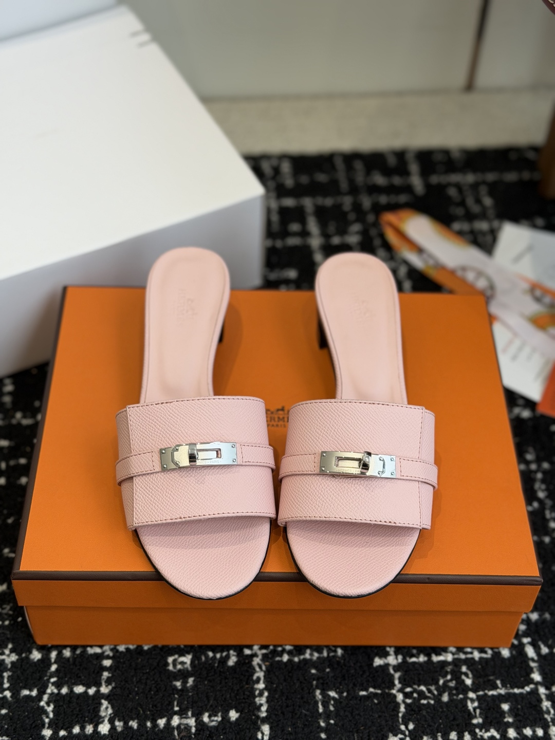 东莞代购级 Hermes爱马仕 26ss 凉拖鞋 经典的版型 ,搭配极具辨识度的扣子,上脚超级百搭好看时髦,各明星网红种 东莞代购级 Hermes爱马仕 26ss 凉拖鞋 经典的版型 ,搭配极具辨识度的扣子,上脚超级百搭好看时髦,各明星网红种
