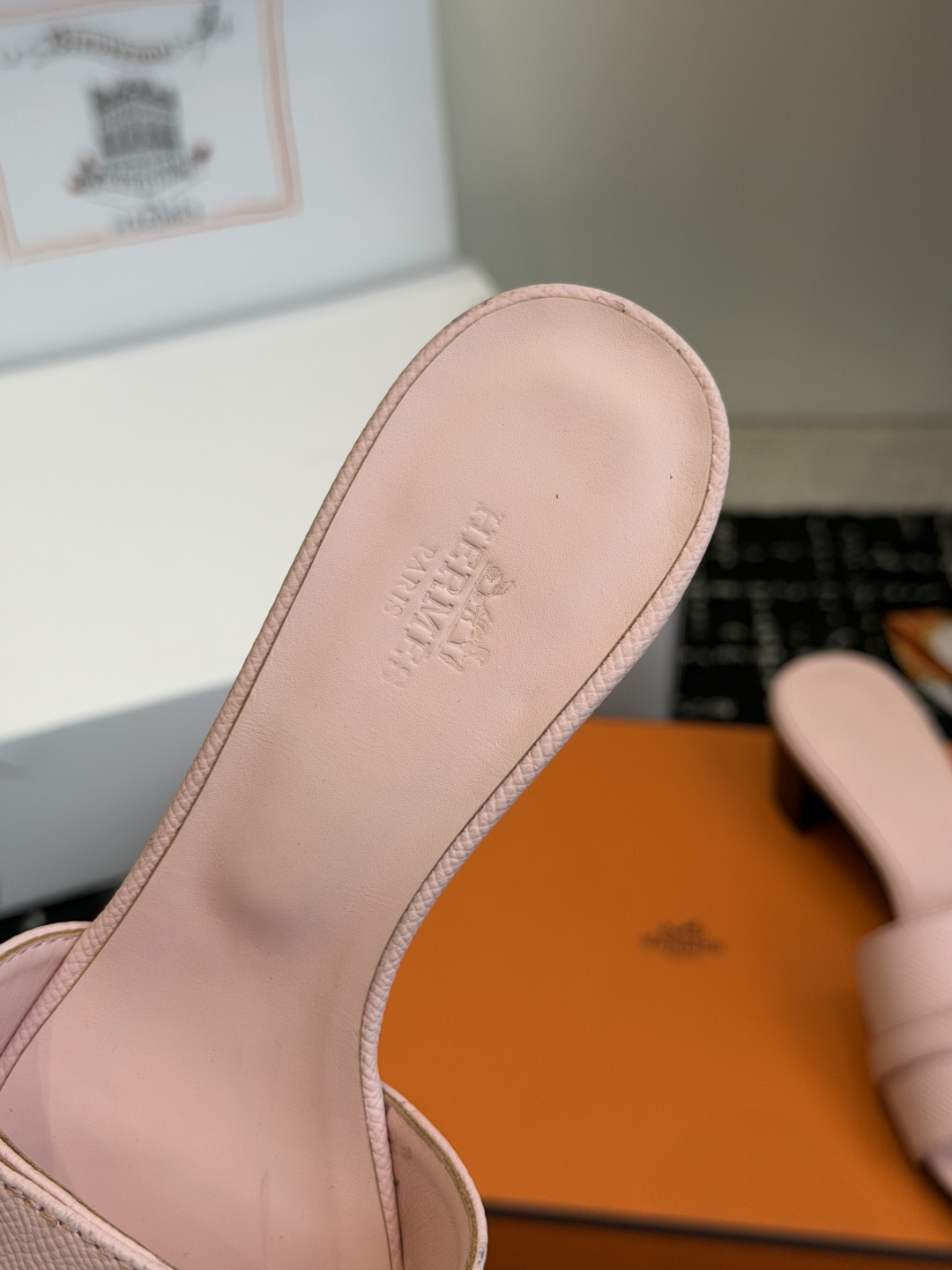东莞代购级 Hermes爱马仕 26ss 凉拖鞋 经典的版型 ,搭配极具辨识度的扣子,上脚超级百搭好看时髦,各明星网红种 东莞代购级 Hermes爱马仕 26ss 凉拖鞋 经典的版型 ,搭配极具辨识度的扣子,上脚超级百搭好看时髦,各明星网红种