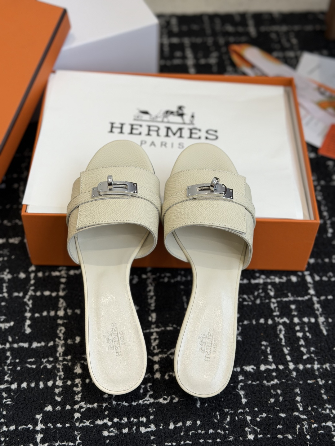 东莞代购级 Hermes爱马仕 26ss 凉拖鞋 经典的版型 ,搭配极具辨识度的扣子,上脚超级百搭好看时髦,各明星网红种 东莞代购级 Hermes爱马仕 26ss 凉拖鞋 经典的版型 ,搭配极具辨识度的扣子,上脚超级百搭好看时髦,各明星网红种