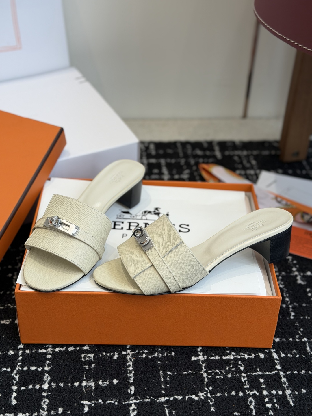 东莞代购级 Hermes爱马仕 26ss 凉拖鞋 经典的版型 ,搭配极具辨识度的扣子,上脚超级百搭好看时髦,各明星网红种 东莞代购级 Hermes爱马仕 26ss 凉拖鞋 经典的版型 ,搭配极具辨识度的扣子,上脚超级百搭好看时髦,各明星网红种