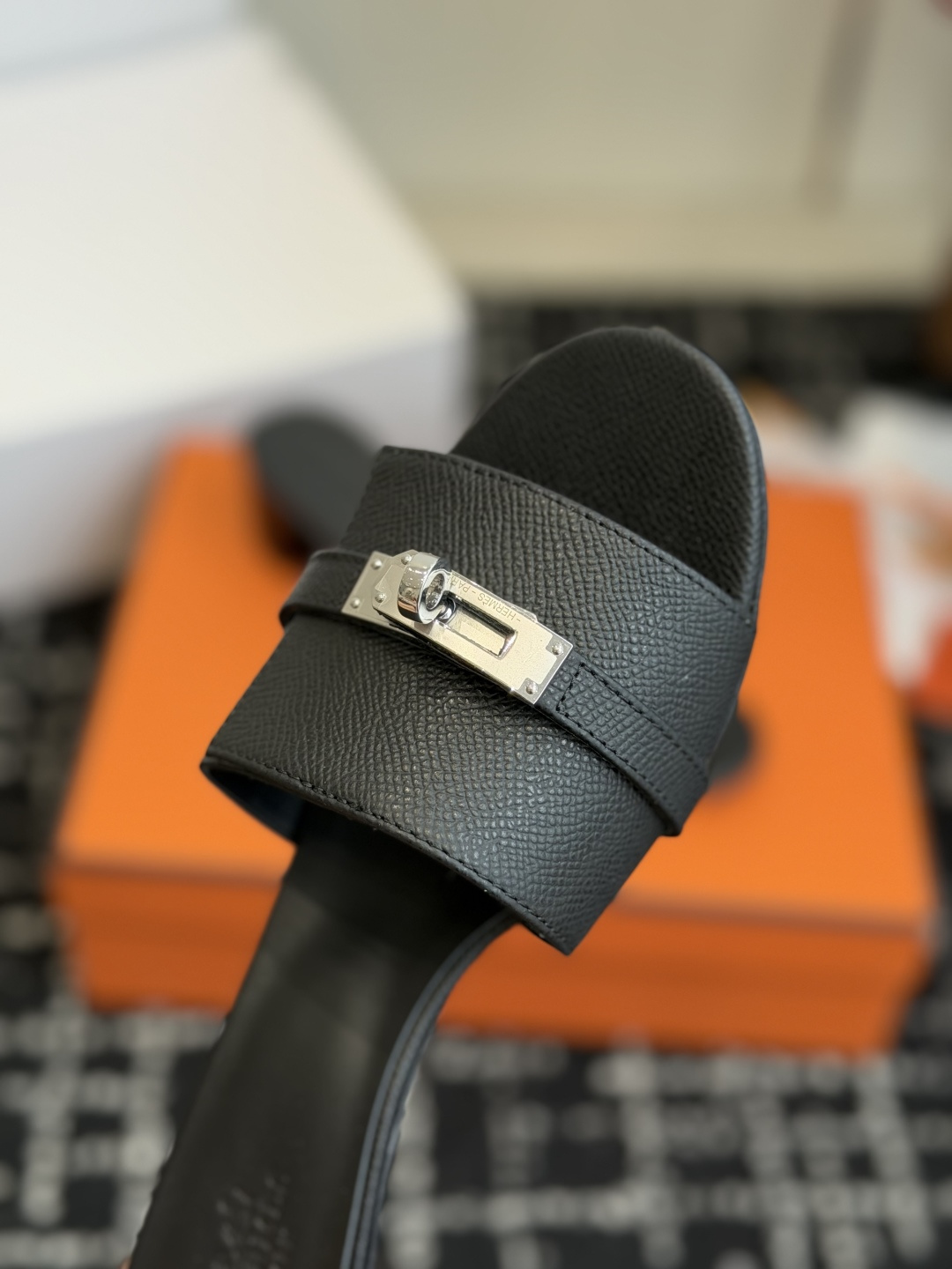 东莞代购级 Hermes爱马仕 26ss 凉拖鞋 经典的版型 ,搭配极具辨识度的扣子,上脚超级百搭好看时髦,各明星网红种 东莞代购级 Hermes爱马仕 26ss 凉拖鞋 经典的版型 ,搭配极具辨识度的扣子,上脚超级百搭好看时髦,各明星网红种