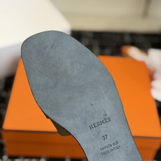 东莞代购级 Hermes爱马仕 26ss 凉拖鞋 经典的版型 ,搭配极具辨识度的扣子,上脚超级百搭好看时髦,各明星网红种 东莞代购级 Hermes爱马仕 26ss 凉拖鞋 经典的版型 ,搭配极具辨识度的扣子,上脚超级百搭好看时髦,各明星网红种