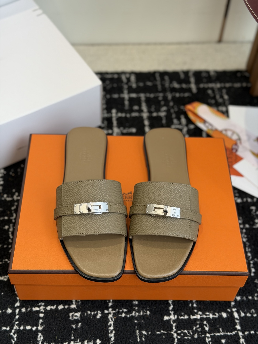 东莞代购级 Hermes爱马仕 26ss 凉拖鞋 经典的版型 ,搭配极具辨识度的扣子,上脚超级百搭好看时髦,各明星网红种 东莞代购级 Hermes爱马仕 26ss 凉拖鞋 经典的版型 ,搭配极具辨识度的扣子,上脚超级百搭好看时髦,各明星网红种