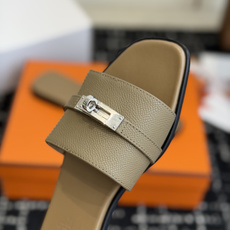 东莞代购级 Hermes爱马仕 26ss 凉拖鞋 经典的版型 ,搭配极具辨识度的扣子,上脚超级百搭好看时髦,各明星网红种 东莞代购级 Hermes爱马仕 26ss 凉拖鞋 经典的版型 ,搭配极具辨识度的扣子,上脚超级百搭好看时髦,各明星网红种