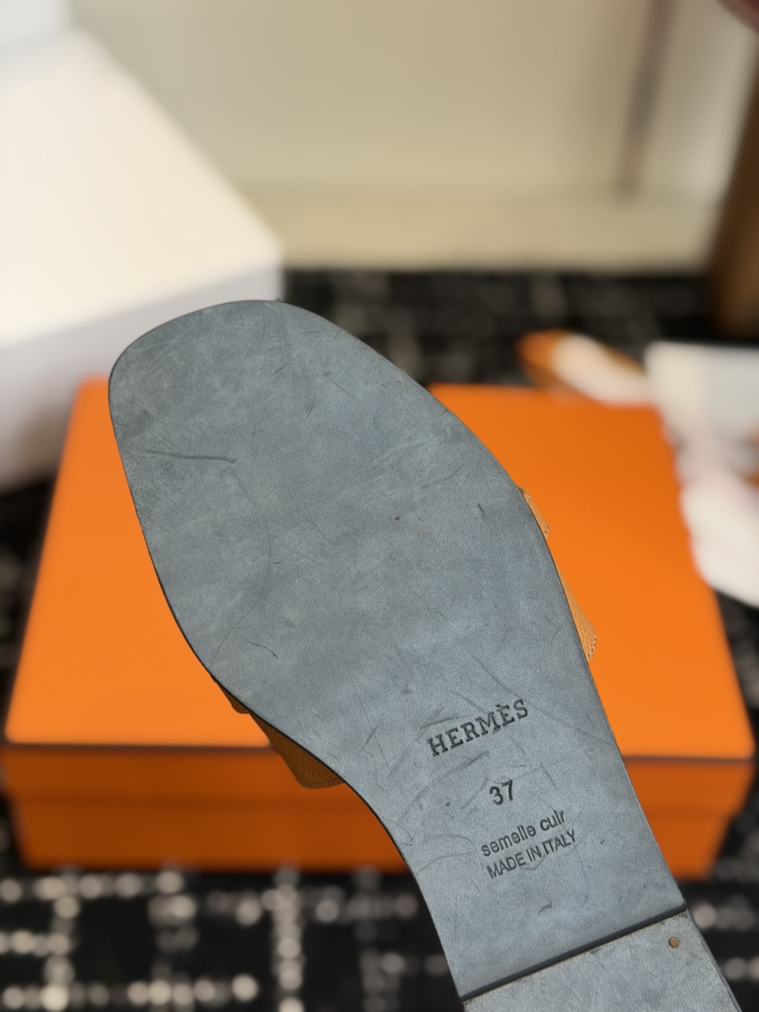 东莞代购级 Hermes爱马仕 26ss 凉拖鞋 经典的版型 ,搭配极具辨识度的扣子,上脚超级百搭好看时髦,各明星网红种 东莞代购级 Hermes爱马仕 26ss 凉拖鞋 经典的版型 ,搭配极具辨识度的扣子,上脚超级百搭好看时髦,各明星网红种