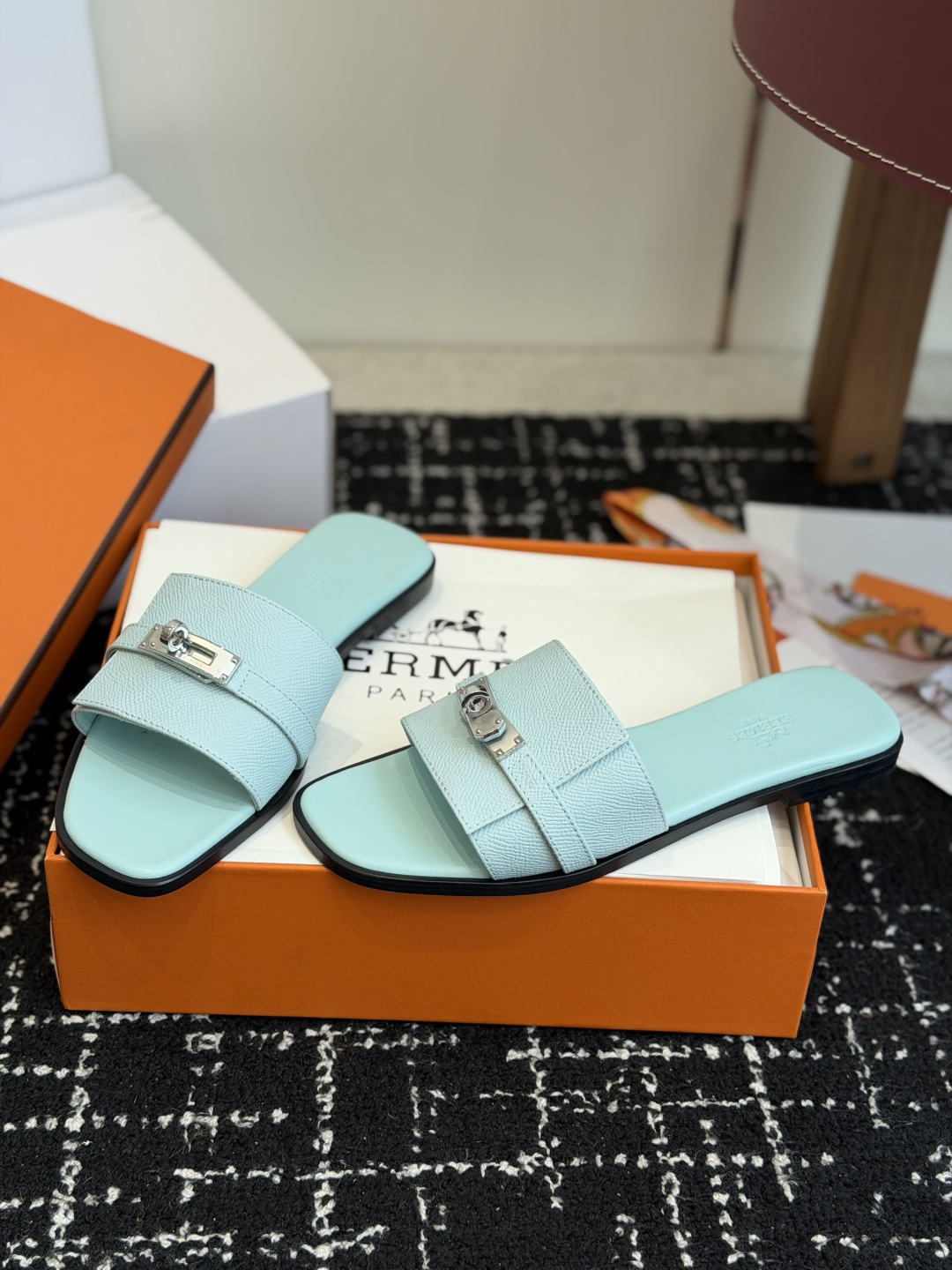 东莞代购级 Hermes爱马仕 26ss 凉拖鞋 经典的版型 ,搭配极具辨识度的扣子,上脚超级百搭好看时髦,各明星网红种 东莞代购级 Hermes爱马仕 26ss 凉拖鞋 经典的版型 ,搭配极具辨识度的扣子,上脚超级百搭好看时髦,各明星网红种