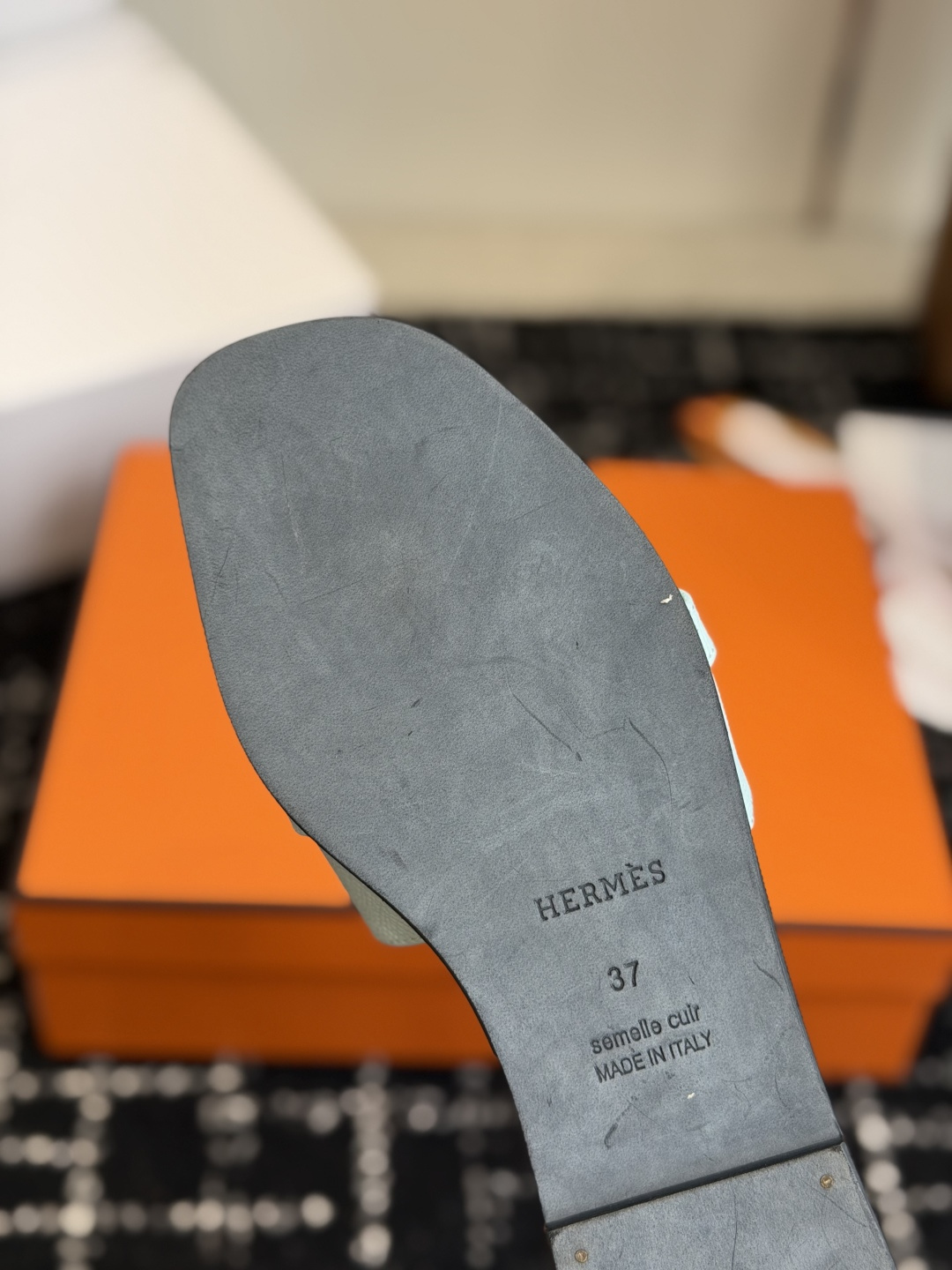 东莞代购级 Hermes爱马仕 26ss 凉拖鞋 经典的版型 ,搭配极具辨识度的扣子,上脚超级百搭好看时髦,各明星网红种 东莞代购级 Hermes爱马仕 26ss 凉拖鞋 经典的版型 ,搭配极具辨识度的扣子,上脚超级百搭好看时髦,各明星网红种