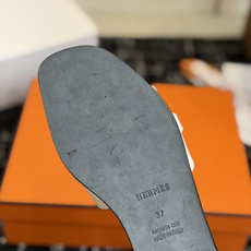 东莞代购级 Hermes爱马仕 26ss 凉拖鞋 经典的版型 ,搭配极具辨识度的扣子,上脚超级百搭好看时髦,各明星网红种 东莞代购级 Hermes爱马仕 26ss 凉拖鞋 经典的版型 ,搭配极具辨识度的扣子,上脚超级百搭好看时髦,各明星网红种