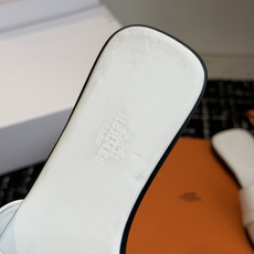 东莞代购级 Hermes爱马仕 26ss 凉拖鞋 经典的版型 ,搭配极具辨识度的扣子,上脚超级百搭好看时髦,各明星网红种 东莞代购级 Hermes爱马仕 26ss 凉拖鞋 经典的版型 ,搭配极具辨识度的扣子,上脚超级百搭好看时髦,各明星网红种