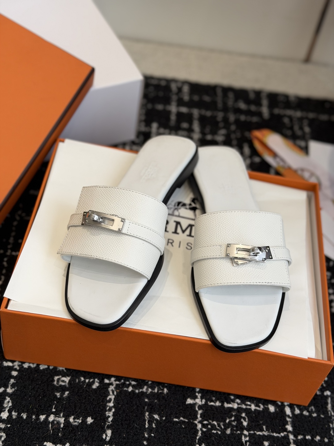 东莞代购级 Hermes爱马仕 26ss 凉拖鞋 经典的版型 ,搭配极具辨识度的扣子,上脚超级百搭好看时髦,各明星网红种 东莞代购级 Hermes爱马仕 26ss 凉拖鞋 经典的版型 ,搭配极具辨识度的扣子,上脚超级百搭好看时髦,各明星网红种