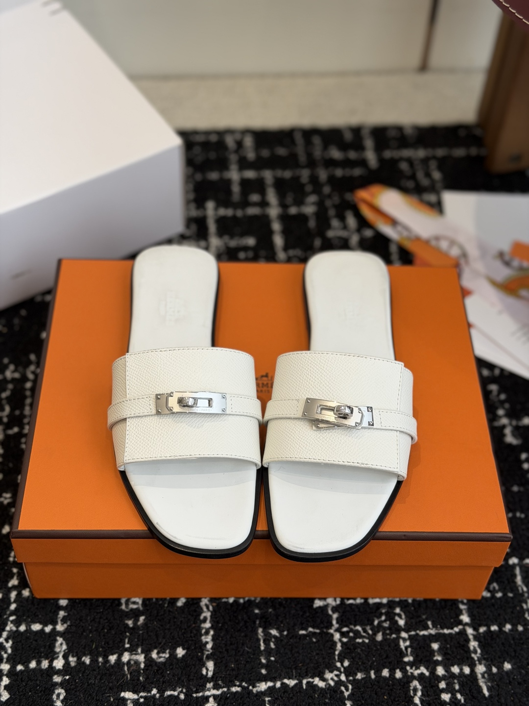 东莞代购级 Hermes爱马仕 26ss 凉拖鞋 经典的版型 ,搭配极具辨识度的扣子,上脚超级百搭好看时髦,各明星网红种 东莞代购级 Hermes爱马仕 26ss 凉拖鞋 经典的版型 ,搭配极具辨识度的扣子,上脚超级百搭好看时髦,各明星网红种